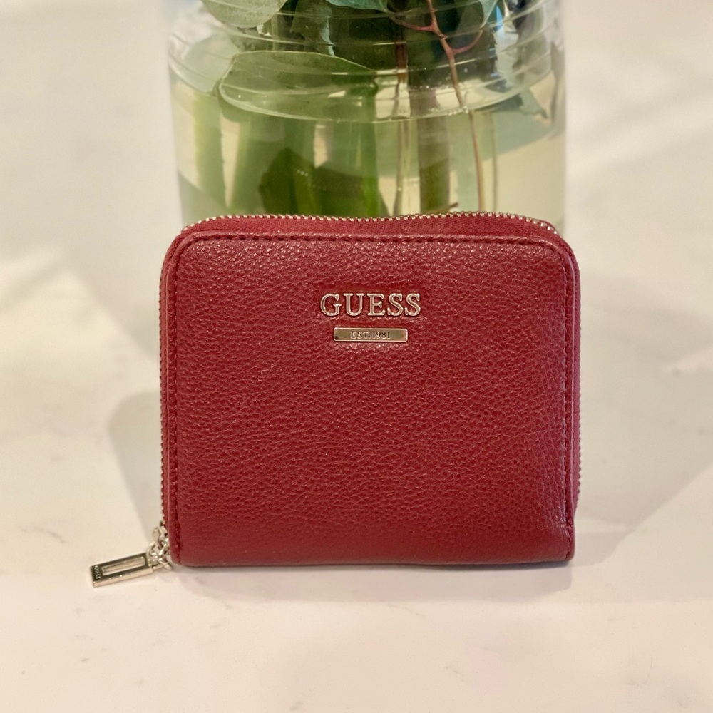 *SOLD* 🤩 Beautiful GUESS zip small wallet in gorgeous burgundy color